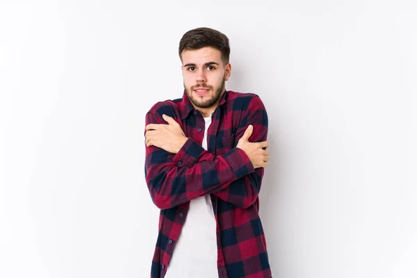 Junger Kaukasischer Mann Posiert Vor Weißem Hintergrund Isoliert Und Wird — Stockfoto