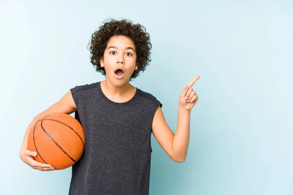 Ragazzo Che Gioca Basket Isolato Sfondo Blu Che Punta Lato — Foto Stock