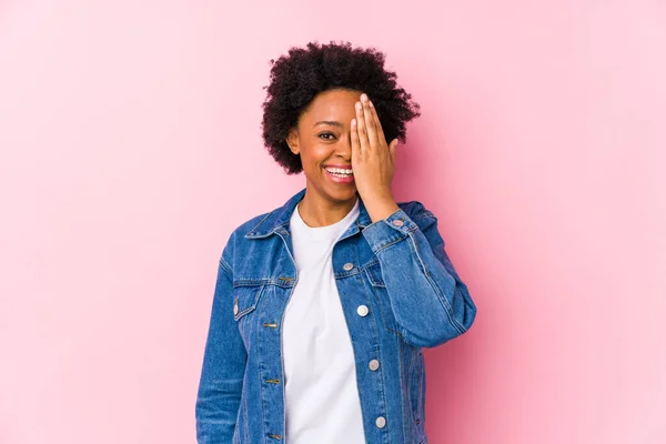 Jong Afrikaans Amerikaans Vrouw Tegen Een Roze Backgroound Geïsoleerd Hebben — Stockfoto