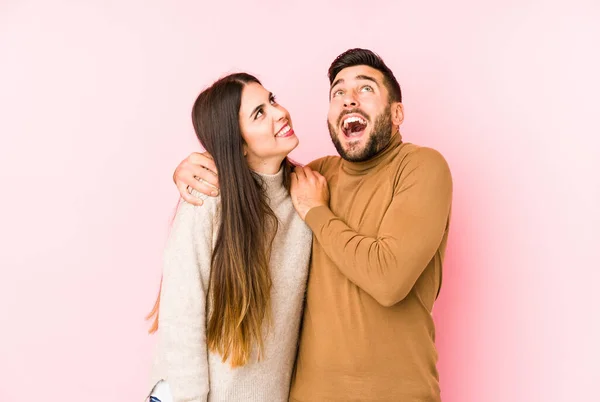 Young Caucasian Couple Isolated Dreaming Achieving Goals Purposes — Stock Photo, Image