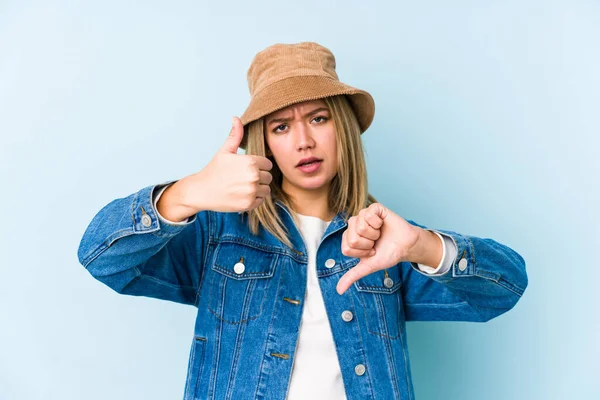 Junge Blonde Kaukasische Frau Isoliert Zeigt Daumen Nach Oben Und — Stockfoto