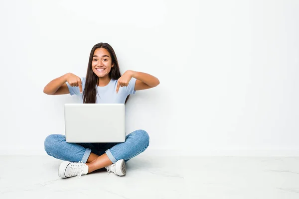 若い混合レースインドの女性は 指でノートパソコンのポイントに座って 肯定的な感じ — ストック写真