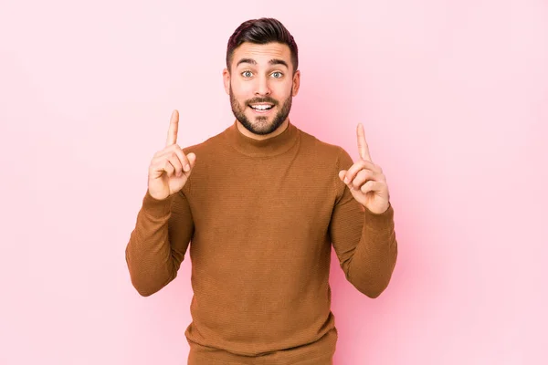Jonge Blanke Man Tegen Een Roze Achtergrond Geïsoleerd Geeft Aan — Stockfoto