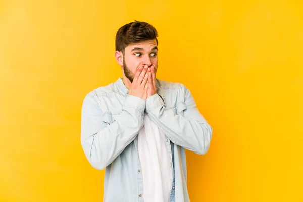 Jovem Caucasiano Isolado Fundo Amarelo Rindo Algo Cobrindo Boca Com — Fotografia de Stock