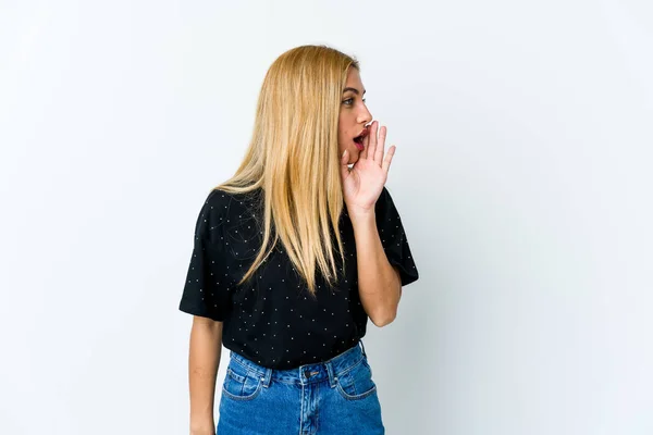 Ung Blond Kvinna Isolerad Vit Bakgrund Säger Hemlig Het Bromsnyheter — Stockfoto