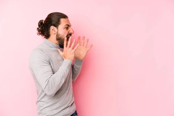 Young Long Hair Man Isolated Pink Background Shouts Loud Keeps — Stock Photo, Image