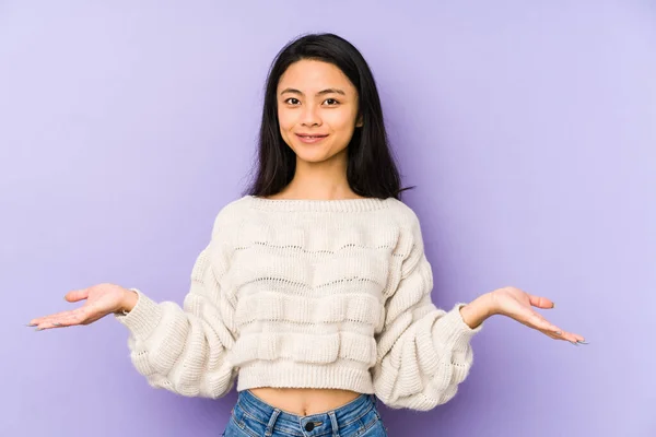 Jonge Chinese Vrouw Geïsoleerd Een Paarse Achtergrond Met Een Welkome — Stockfoto