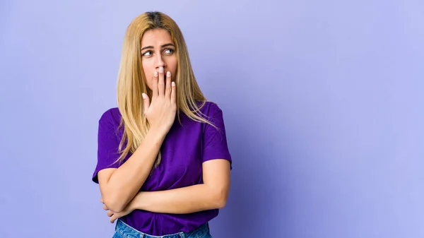 Jovem Loira Isolada Fundo Roxo Bocejando Mostrando Gesto Cansado Cobrindo — Fotografia de Stock