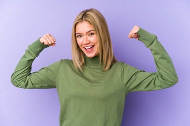 Sarışın, beyaz bir kadın izole edilmiş. Güçlü bir hareket sergiliyor. Kadınsı gücün sembolü.