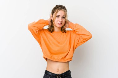 Beyaz sırtında beyaz bir kadın kafasının arkasına dokunuyor, düşünüyor ve bir seçim yapıyor..