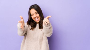 Genç, Latin kökenli bir kadın kameraya sarılıyor..