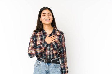 Mor arka planda izole edilmiş genç Hintli kadın kahkahalar atıyor..