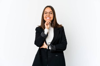 Genç melez iş kadını beyaz arka planda izole edilmiş mutlu ve kendinden emin gülümseyen, elleriyle çenesine dokunan.