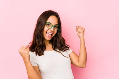 Genç, melez, İspanyol bir kadın. Tezahürat yapıyor ve heyecanlanıyor. Zafer konsepti.