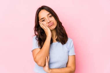 Genç, Latin kökenli, soyutlanmış, sıkılmış ve dinlenmeye ihtiyacı olan bir kadın..