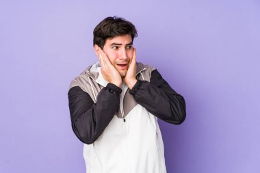 Mor arka planda yalnız genç adam korkmuş ve korkmuş..