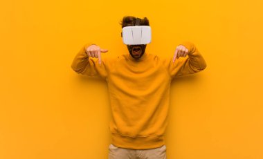 Sanal gerçeklik gözlüğü takan genç adam.