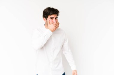 Genç adam beyaz arka planda izole edilmiş, ağzı kapalı ve elleri endişeli görünüyor..