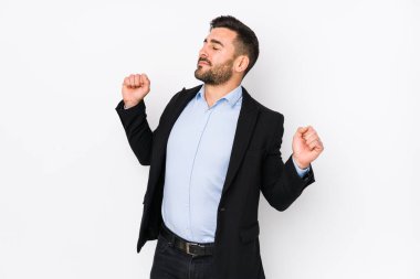 Beyaz bir arka plan karşısında beyaz tenli genç bir iş adamı izole edilmiş kollar, rahat bir konum..