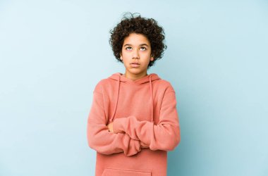 Afrikalı Amerikalı küçük çocuk tekrarlanan bir görevden yoruldu..