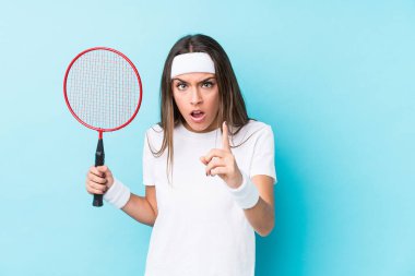 Badminton oynayan beyaz bir kadın bir fikri, ilham verici bir konsepti var..