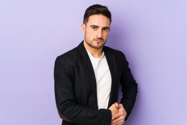 Mor arka planda karaciğer ağrısı çeken, karnı ağrıyan genç beyaz bir adam..