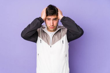 Mor arka planda izole genç adam şok oldu, o önemli bir toplantı hatırladı.