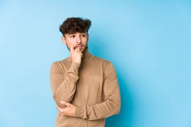 Genç Arap bir adam izole edilmiş, rahatlamış bir şekilde fotokopi odasına bakan bir şey düşünüyor..