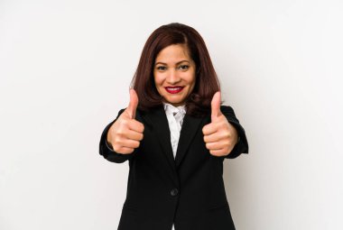 Orta yaşlı Latin iş kadını. Başparmağıyla izole edilmiş. Bir konuda tezahürat yapıyor..