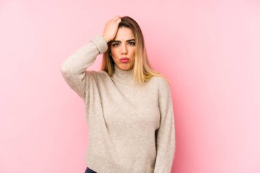 Tecrit edilmiş orta yaşlı bir kadın yorgun ve uykulu. Elini başının üstünde tutuyor..