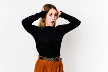 Beyaz arka planda izole edilmiş genç beyaz bir kadın çığlık atıyor, çok heyecanlı, tutkulu, bir şeyden memnun..