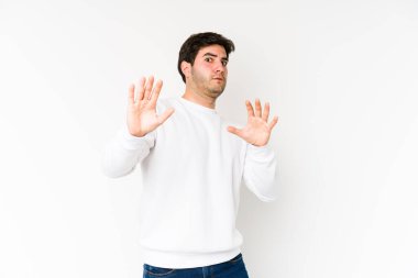 Beyaz arka planda izole genç adam yakın bir tehlike nedeniyle şoka uğruyor.