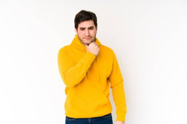 Beyaz arka planda yaşayan genç bir adam virüs ya da enfeksiyon yüzünden boğazında ağrı hissediyor..