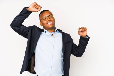 Genç iş adamı, beyaz arka planda izole edilmiş, kollarını uzatmış, rahat bir konumda..