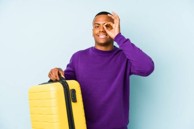 Genç gezgin bir bavul tutuyor. Heyecanlı. Gözünü dört aç..