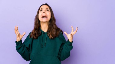 Genç, melez İspanyol kadın gökyüzüne haykırıyor, bakıyor, hayal kırıklığına uğruyor..