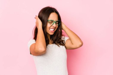 Genç melez İspanyol kadın elleriyle kulaklarını kapatıyor..