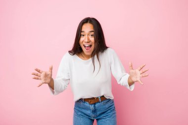 Genç melez Hintli kadın zaferi ya da başarıyı kutluyor. Şaşırdı ve şok oldu..