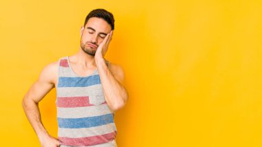 Sarı fırında izole edilmiş genç beyaz adam sıkılmış, yorgun ve dinlenmeye ihtiyacı var..