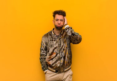 Genç havalı adam yorgun ve çok uykulu.