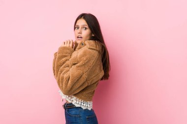 Korkmuş ve korkmuş genç bir kadın..