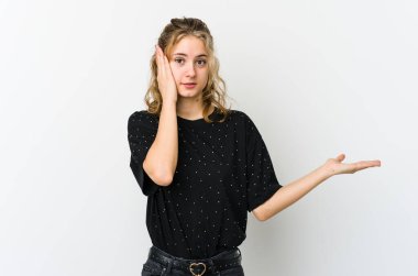 Beyaz arka plandaki beyaz tenli genç kadın, avuç içi fotokopi alanını elinde tutmaktan çok etkilendi..