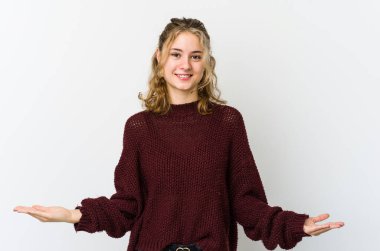 Beyaz arka plandaki genç beyaz kadın hoş bir ifade sergiliyor..