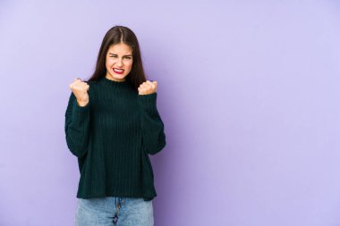 Mor arka planda izole edilmiş genç beyaz kadın gergin ellerle çığlık atıyor..