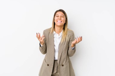 Kafkasyalı genç iş kadını, neşeli gülüşünü çok fazla dışladı. Mutluluk kavramı.