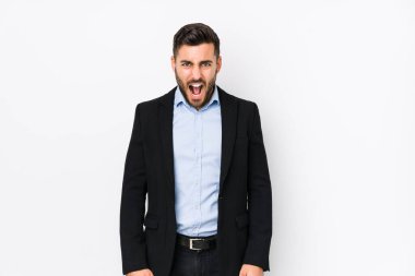Beyaz arka planda beyaz tenli genç bir iş adamı çok kızgın ve agresif çığlıklar atıyor..