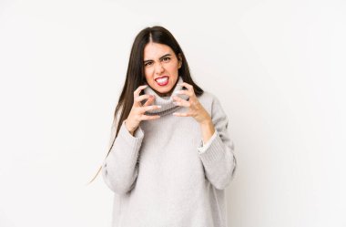 Beyaz arka planda izole edilmiş beyaz bir kadın gergin elleriyle çığlık atıyor..