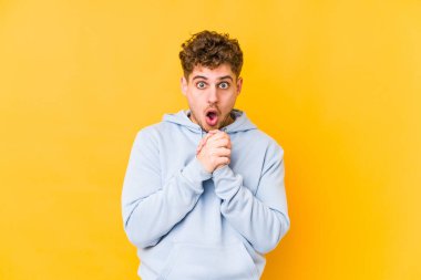  Şans dilemek için, hayret içinde ve ağzı açık, önüne bakıyor..