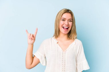 Sarışın, beyaz bir kadın izole edilmiş boynuzlarını devrim konsepti olarak gösteriyor..