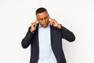 Genç iş adamı beyaz arka planda izole edilmiş tapınaklara dokunuyor ve baş ağrısı çekiyor..